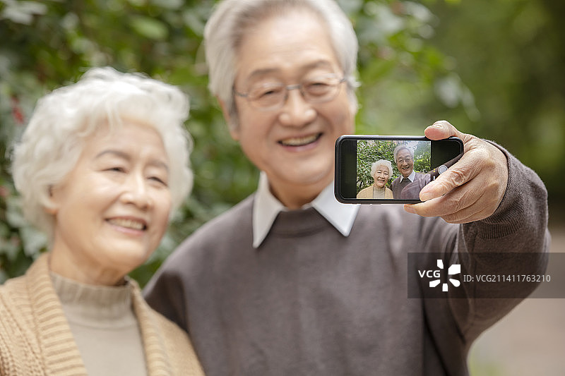 用手机自拍的老年夫妇图片素材