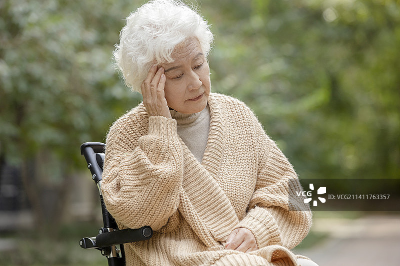 孤独的独居老人特写图片素材