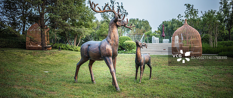 园林草坪上的雕像小鹿图片素材