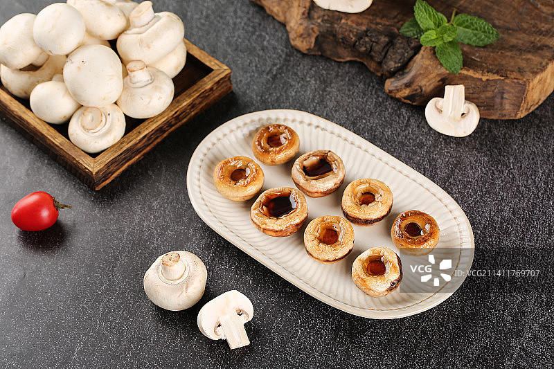 深底上的香煎口蘑图片素材