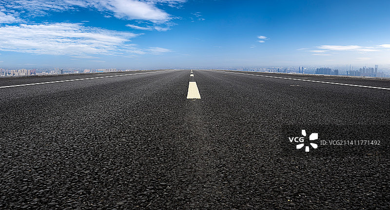 高速公路天际线和城市建筑景观图片素材