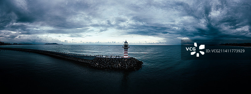海南三亚台风里的灯塔图片素材