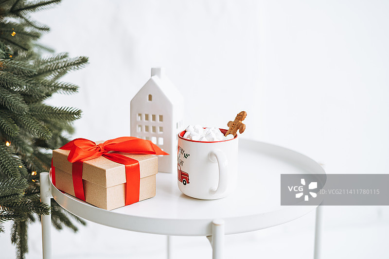 圣诞静物：礼物盒和棉花糖可可饮品图片素材