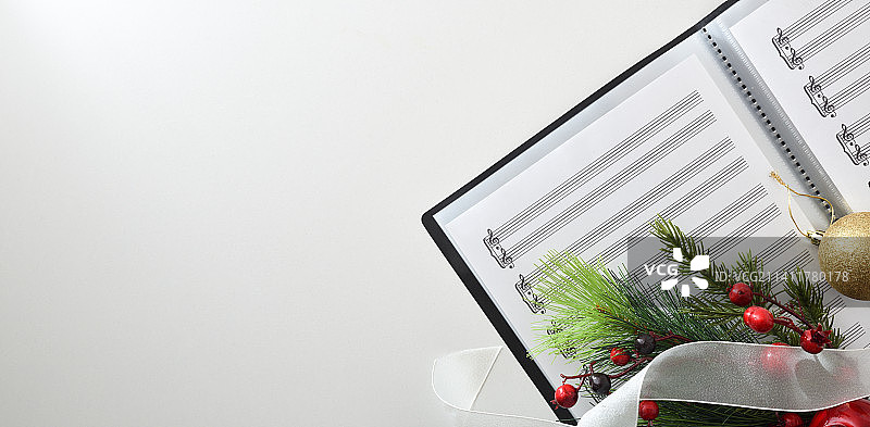 合唱圣诞表演概念，白色桌子上的乐谱，西班牙图片素材