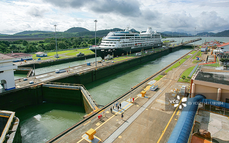 硕大万吨巨大豪华国际航线邮轮正通过运河码头船闸口 船只穿越巴拿马运河航道通航促进全球贸易旅游发展图片素材