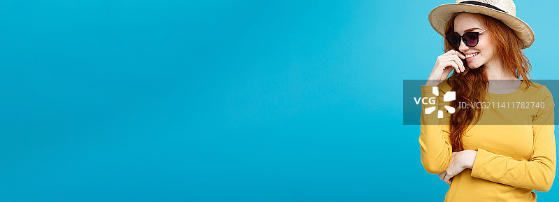 旅行概念 - 年轻美丽的姜黄色头发女子肖像图片素材