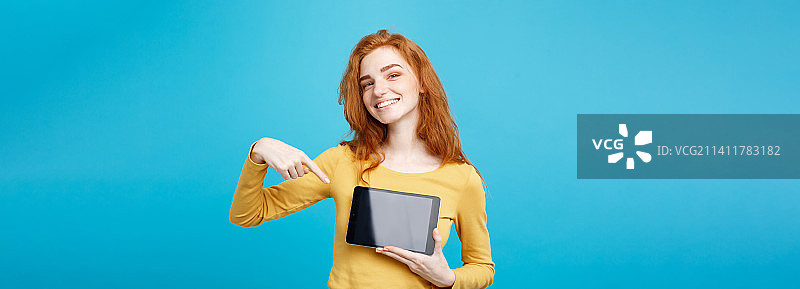 特写：年轻漂亮的红发女孩的微笑肖像图片素材