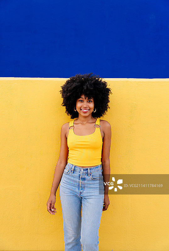 漂亮的年轻黑人女性在西班牙巴塞罗那的户外图片素材