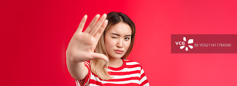 表情严肃的亚洲金发女人拉手特写图片素材