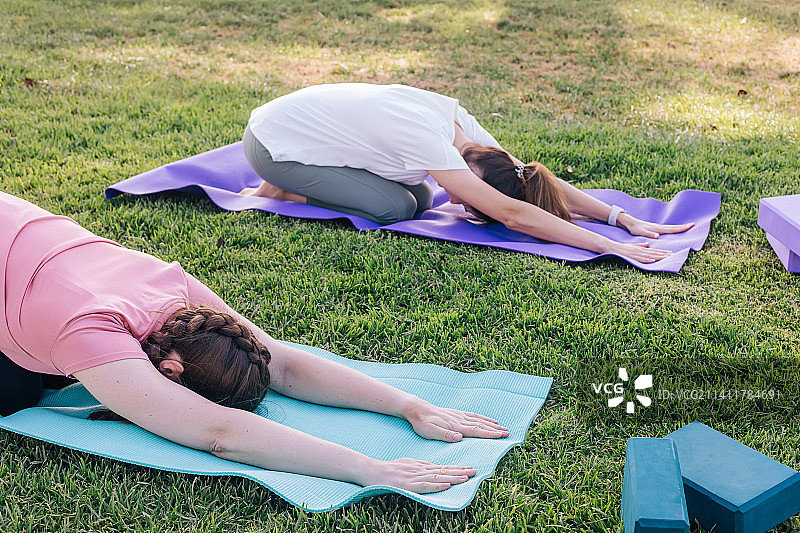 两名年轻女性在公园里做瑜伽，都柏林，加利福尼亚州，美国图片素材