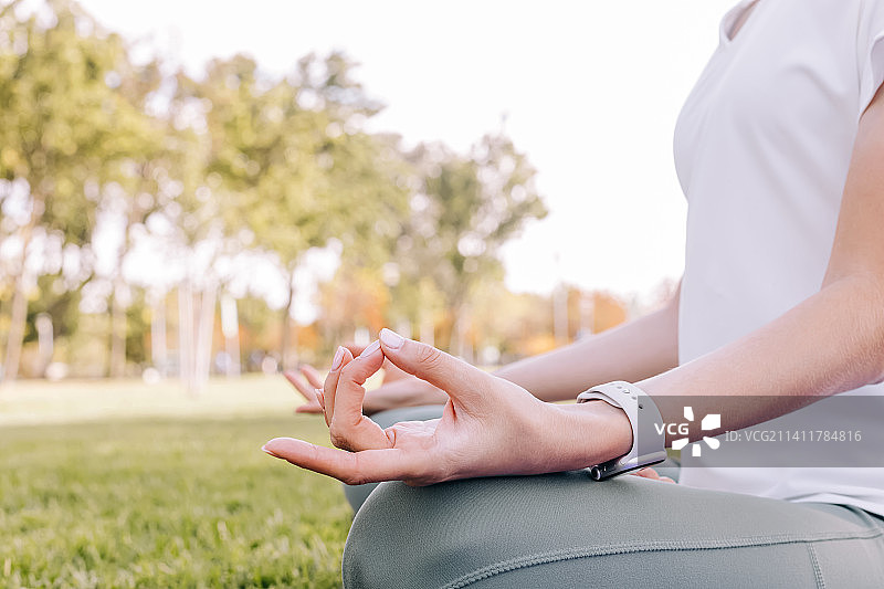 女人在田野中做瑜伽的特写，美国加利福尼亚州都柏林图片素材