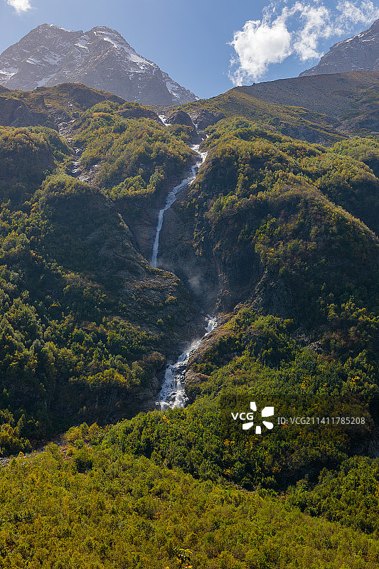 北奥塞梯的塔纳冰川高地山间瀑布图片素材