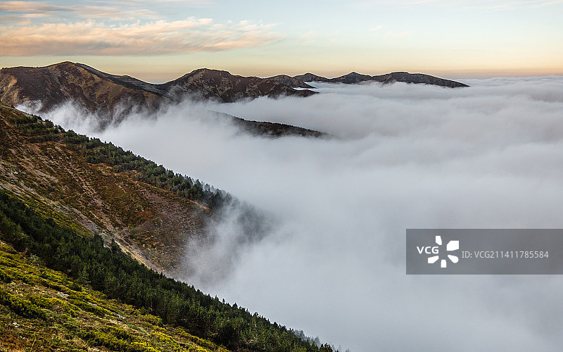 日落时分的西班牙拉里奥哈山景图片素材