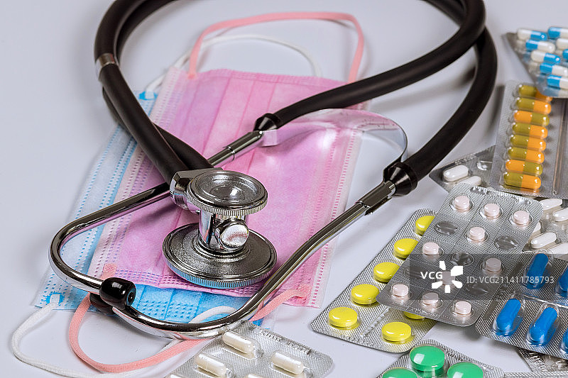 医生办公室的桌子上放着听诊器和许多其他物品图片素材