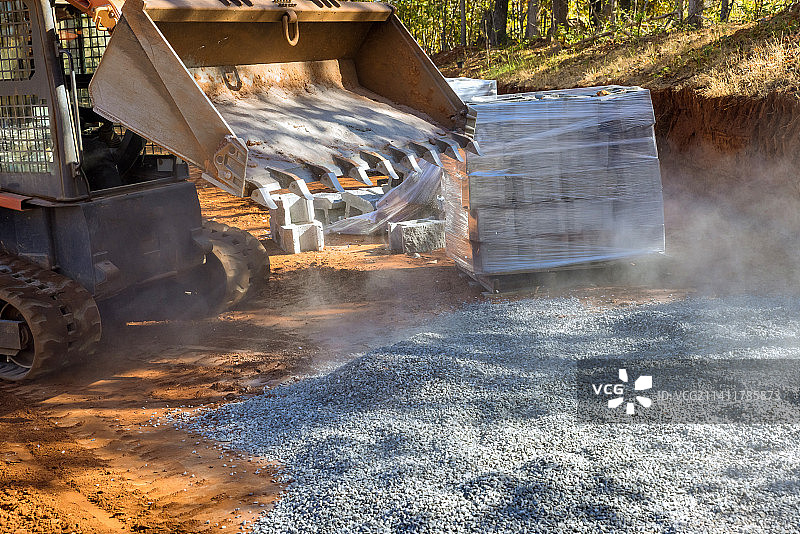 建筑工地道路维修中的山猫图片素材