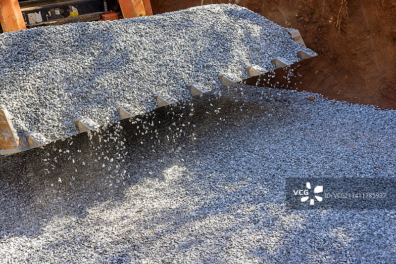 建筑工地道路维修期间的山猫装载机图片素材