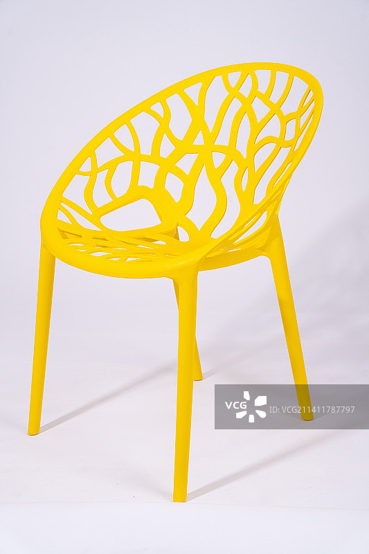 空椅子特写，白色背景，法国图片素材