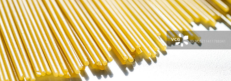 未煮的全麦意大利面特写，作为有机食品图片素材