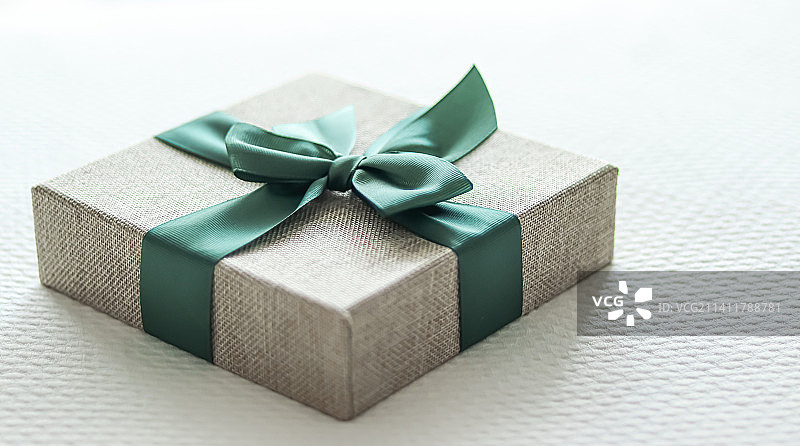节日礼品和奢侈品在线购物配送，亚麻布包装图片素材