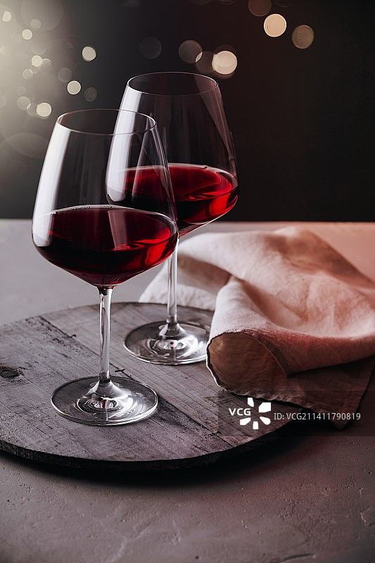 混凝土背景上的红酒杯（特写）图片素材