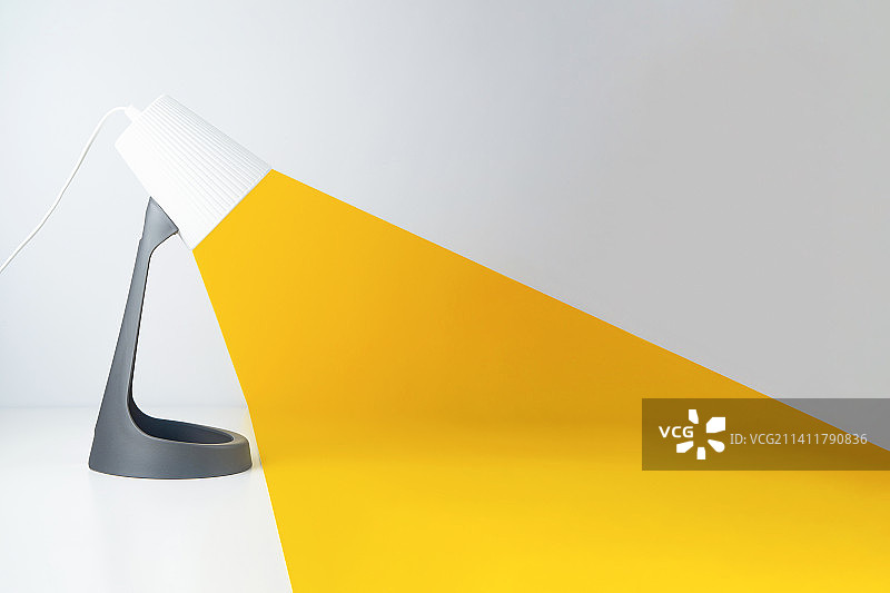 黄色台灯艺术创意背景（乌克兰基辅）图片素材