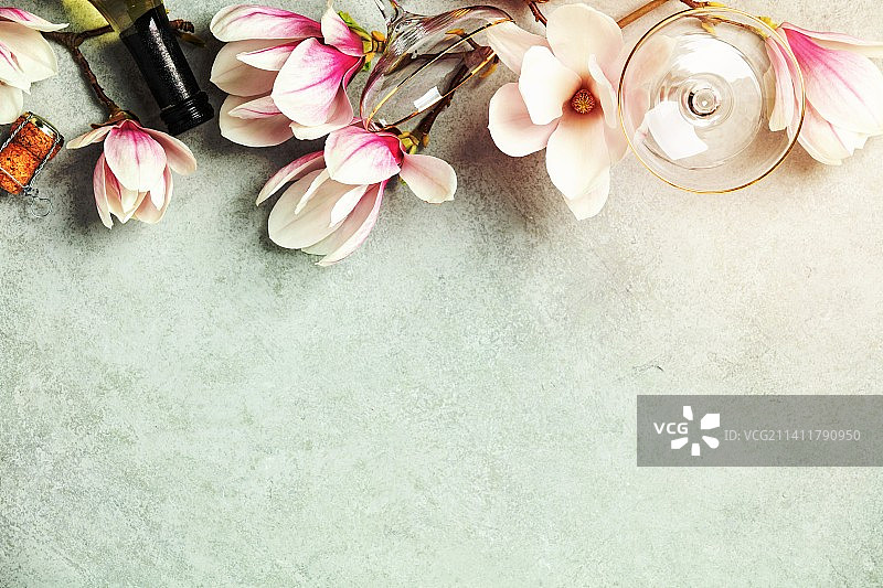 春日玉兰花与葡萄酒平铺图片素材