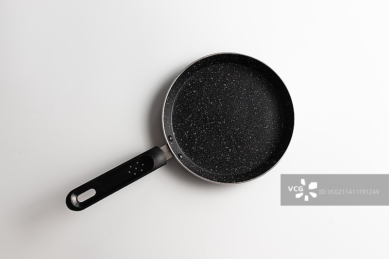 白色背景上的不粘涂层新锅图片素材