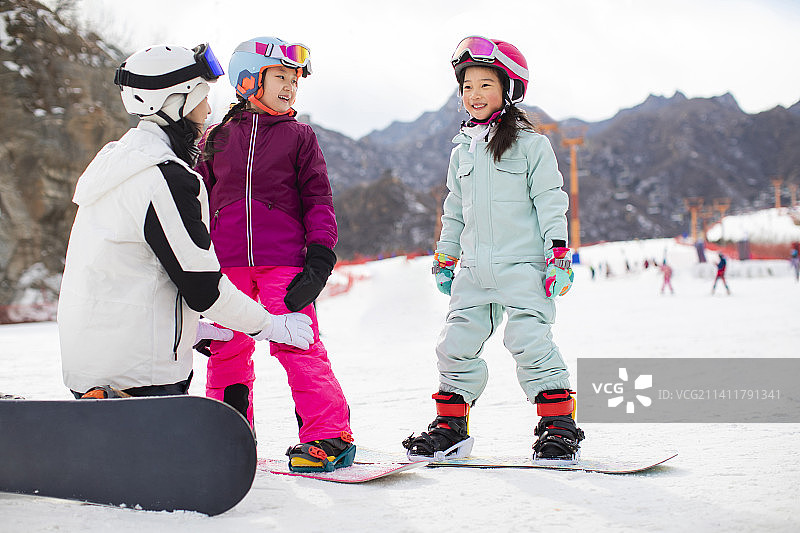 孩子们跟着教练在户外学滑雪图片素材