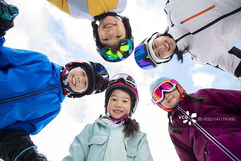 孩子们和教练在滑雪场玩图片素材