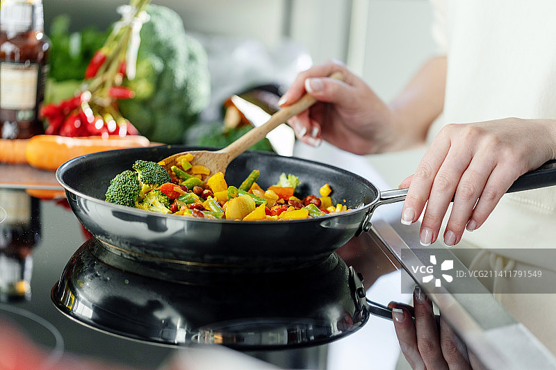女人在厨房烹饪图片素材