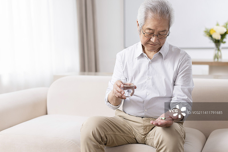 老年男子吃药图片素材