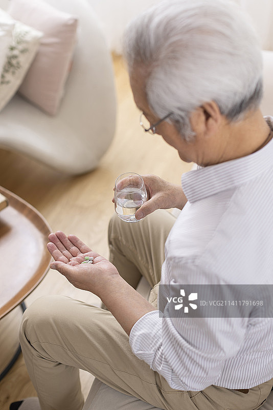 老年男子吃药图片素材