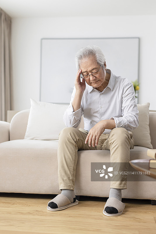 老年男子头疼图片素材