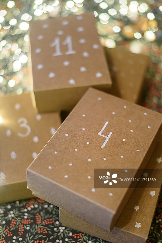 手工纸盒制作的基督降临节日历（爱沙尼亚，塔林）图片素材