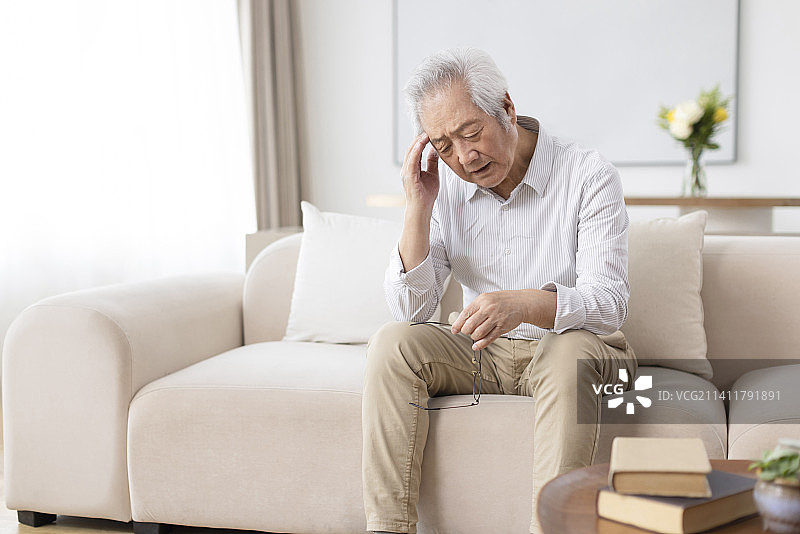 老年男子头疼图片素材