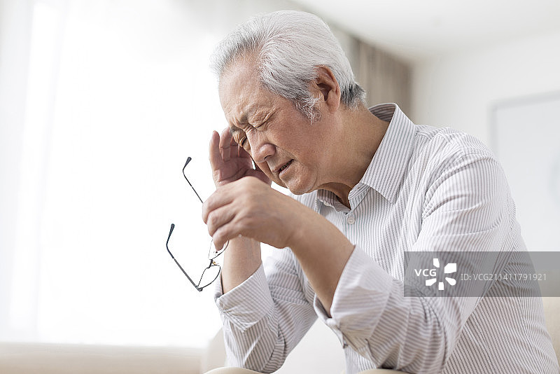 老年男子头疼图片素材