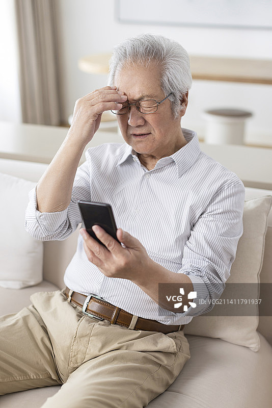 老年男子头疼图片素材