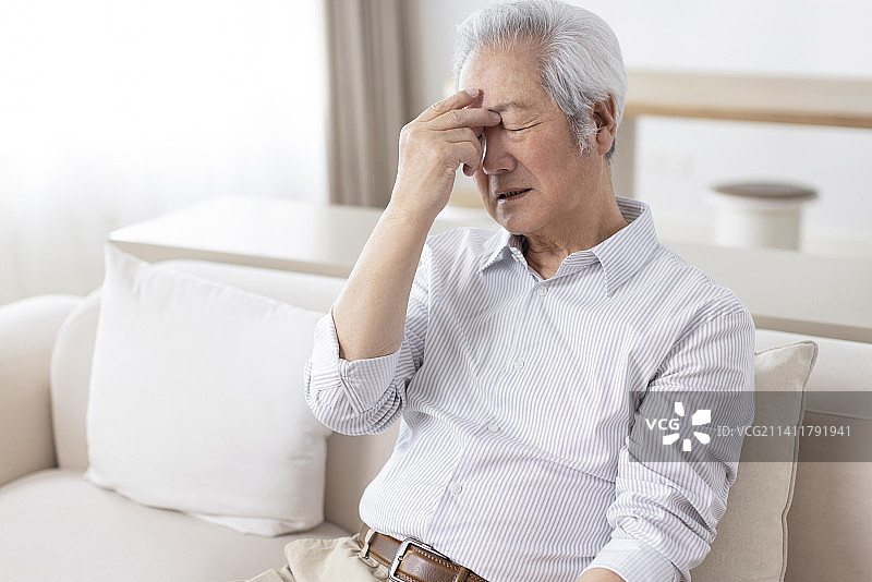 老年男子头疼图片素材