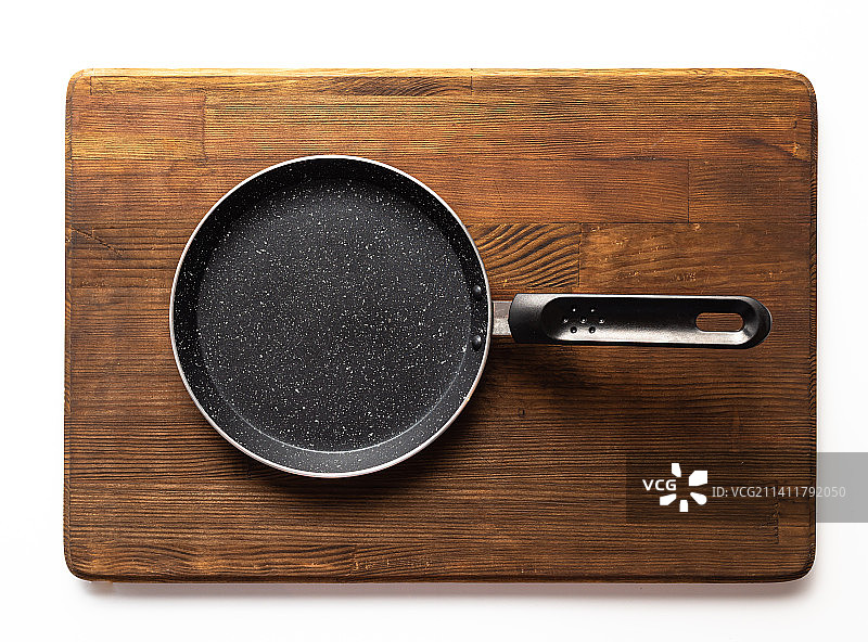 木板上的空锅：大理石涂层铁锅图片素材