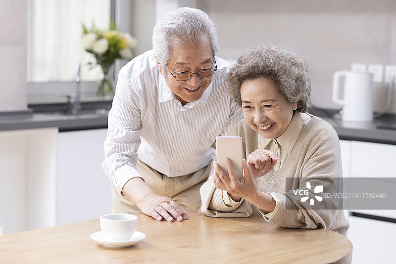 老年夫妇在家使用手机图片素材