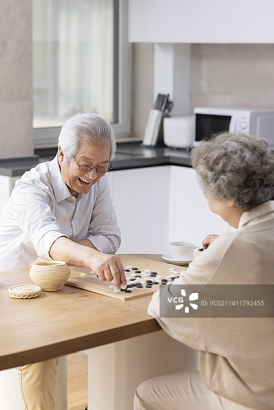 老年夫妇在家下围棋图片素材