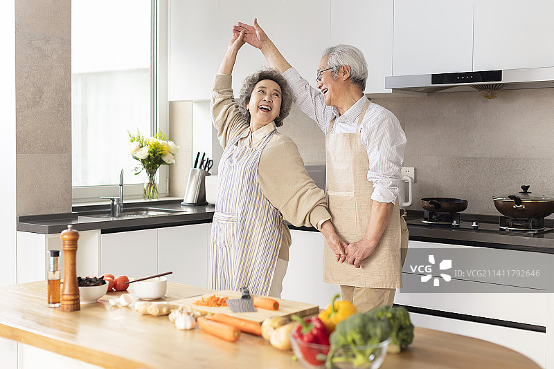 老年夫妇在厨房跳舞图片素材