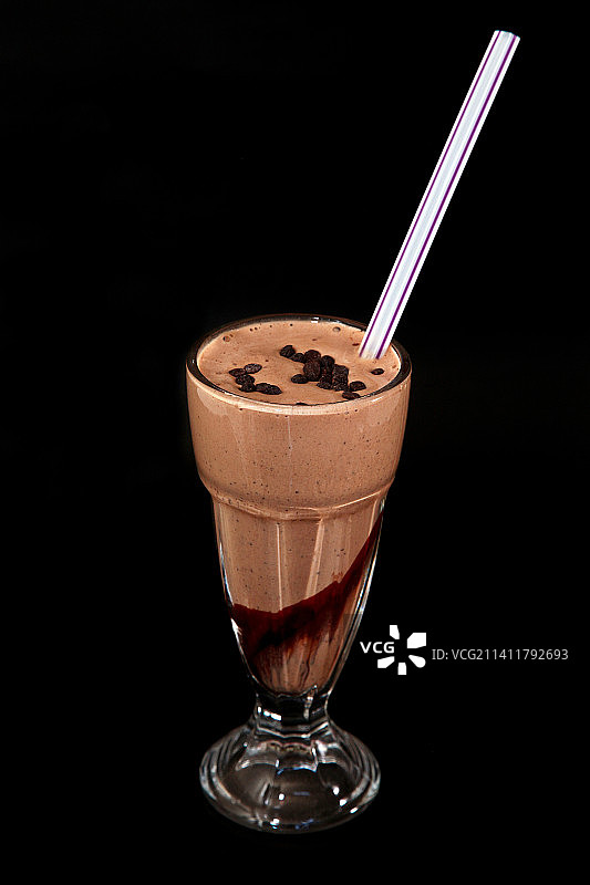 黑色背景下的玻璃杯饮品特写，约旦安曼图片素材