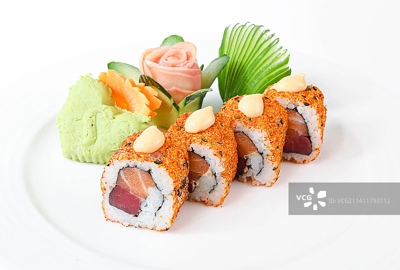 白色背景的盘子里盛放的寿司特写，约旦安曼图片素材