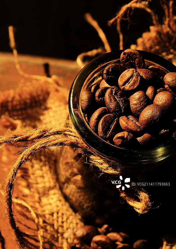 桌上容器中的烤咖啡豆特写图片素材