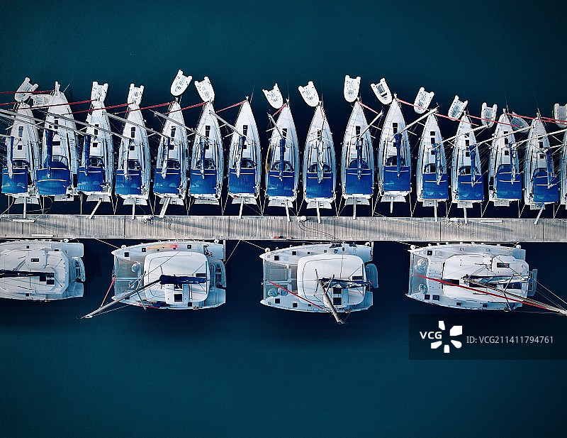 海上停泊的船只鸟瞰图图片素材