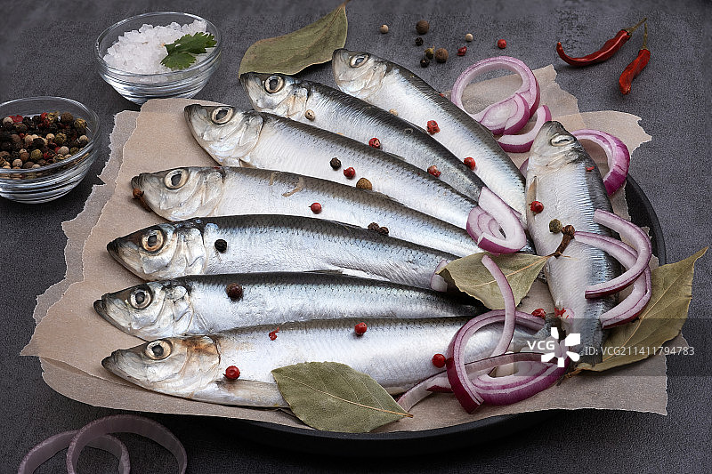 羊皮纸上的香料腌鲱鱼图片素材