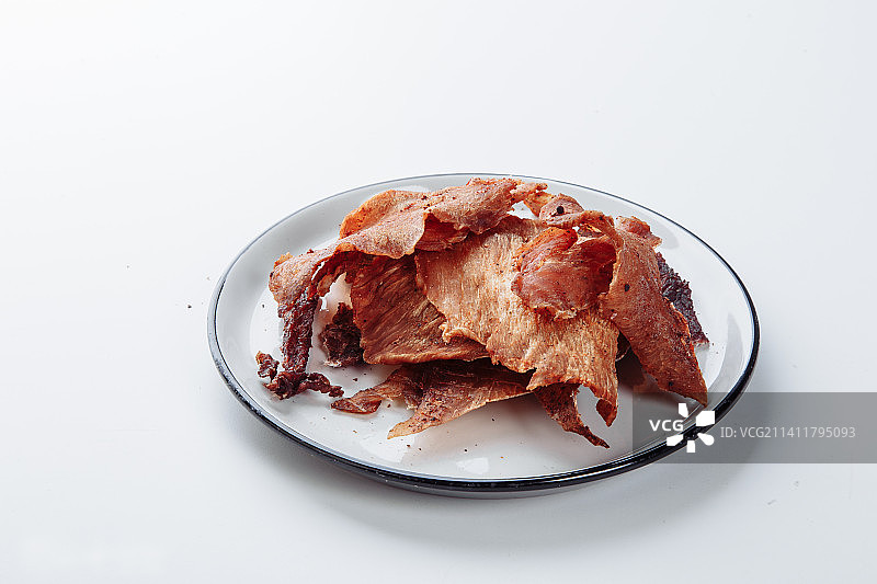 白色砧板上的香料腌制肉图片素材