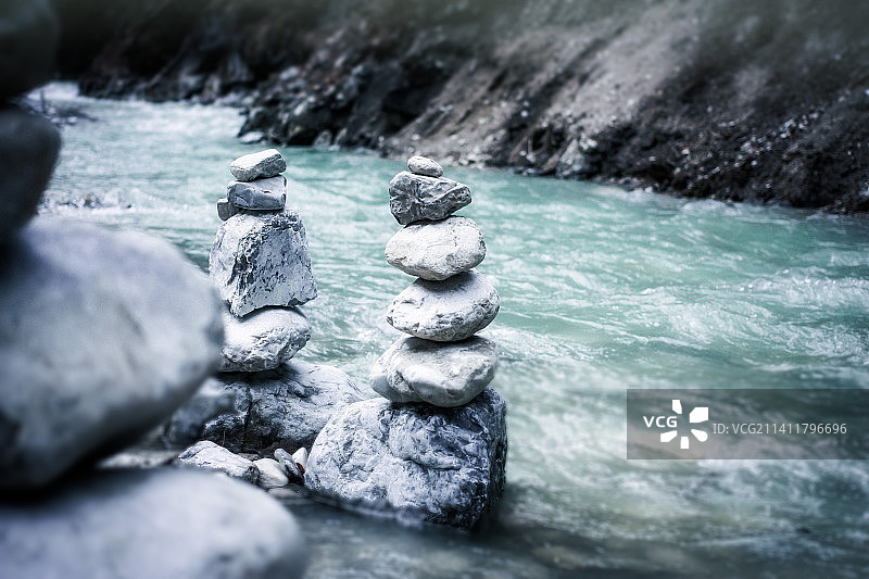 堆叠在海岸线上的石头特写图片素材