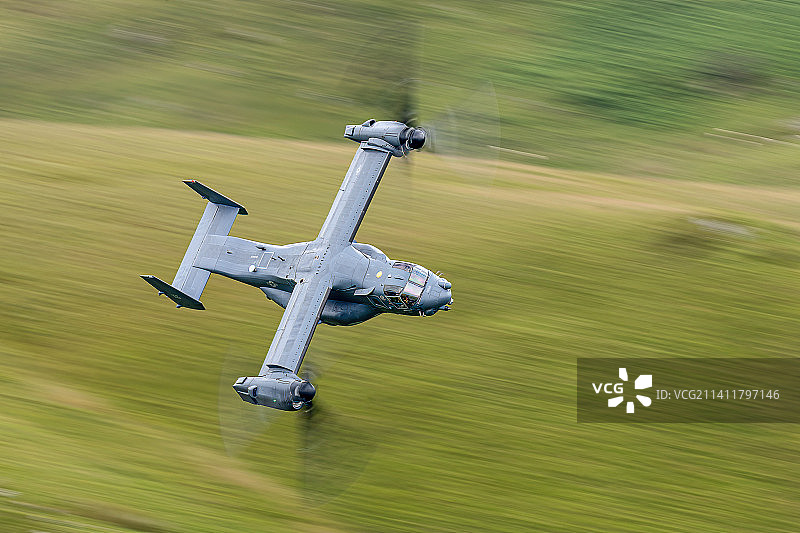 英国多尔盖莱伊马赫环线，田野上的无人机的高角度视图图片素材